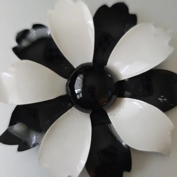 Vintage Black-and-White Layered Enamel Flower Brooch - Picture 4 of 7